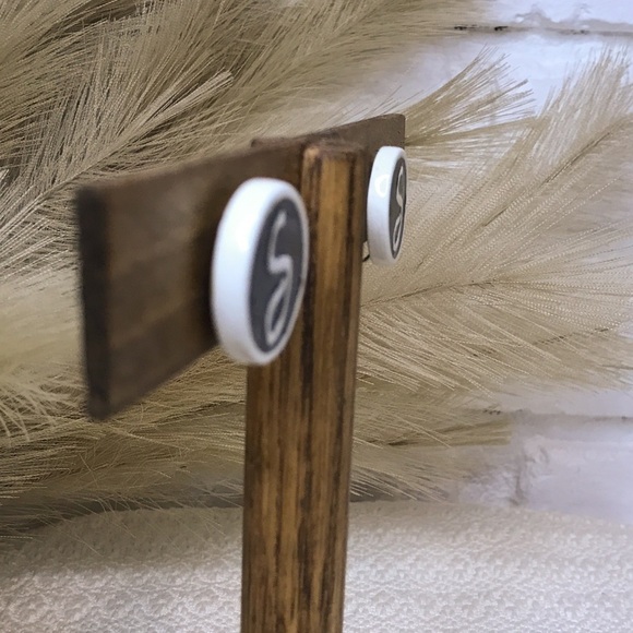 Vintage Enamel Coated Ceramic Initial S Screw-On Earrings - Picture 4 of 8